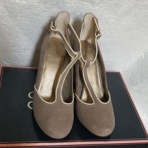 Seychelles Trumpet Taupe Cream Heels 